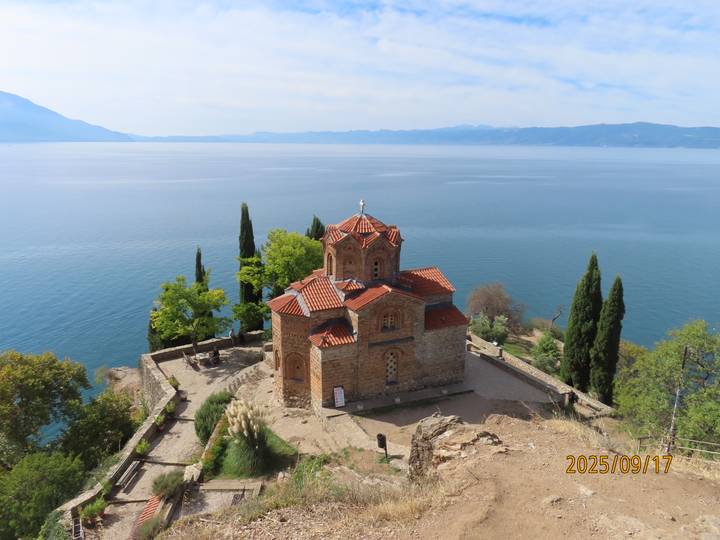 Église Saint-Jean de Kaneo sur une falaise surplombant le lac d'Ohrid.