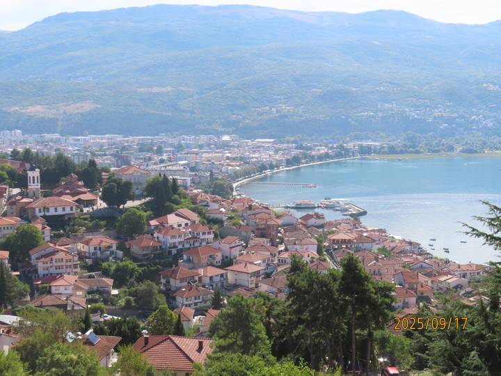 Vue panoramique du lac d'Ohrid et de la ville environnante.