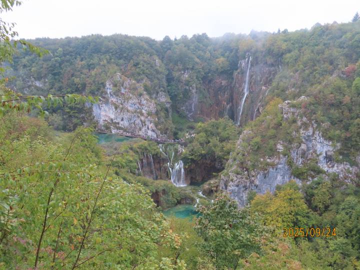 Cascades aux lacs de Plitvice entourées d'un feuillage luxuriant.
