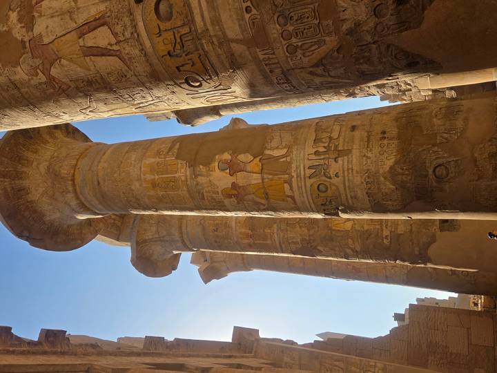 Hautes colonnes avec des sculptures au temple de Karnak.