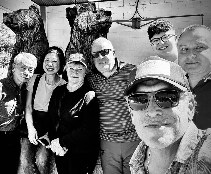 Groupe de personnes posant pour une photo en noir et blanc.