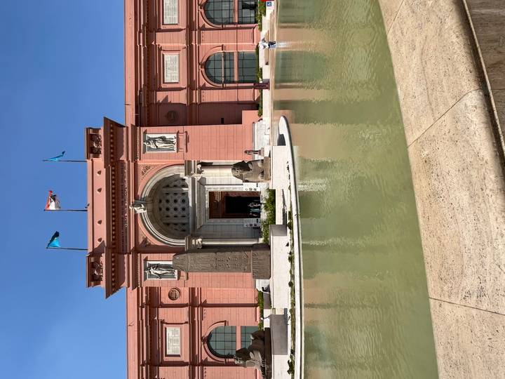 Façade d'un musée historique avec des artefacts à l'extérieur.