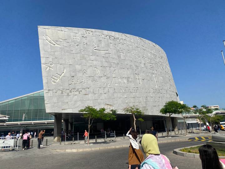 Bibliothèque moderne avec hiéroglyphes et sculptures en relief sur la façade.