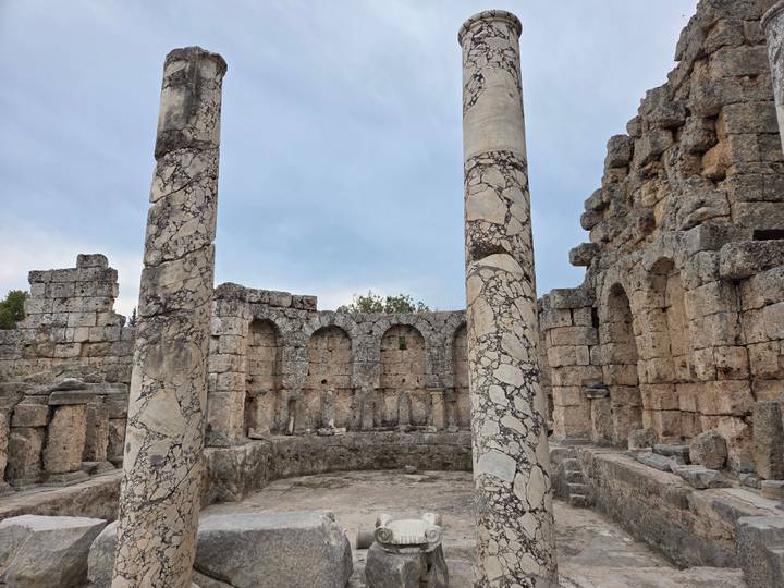 Ruines d'une ancienne structure en pierre avec des piliers.