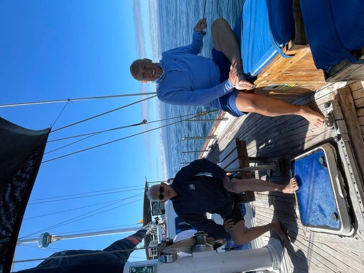 Des gens se détendant sur un voilier.