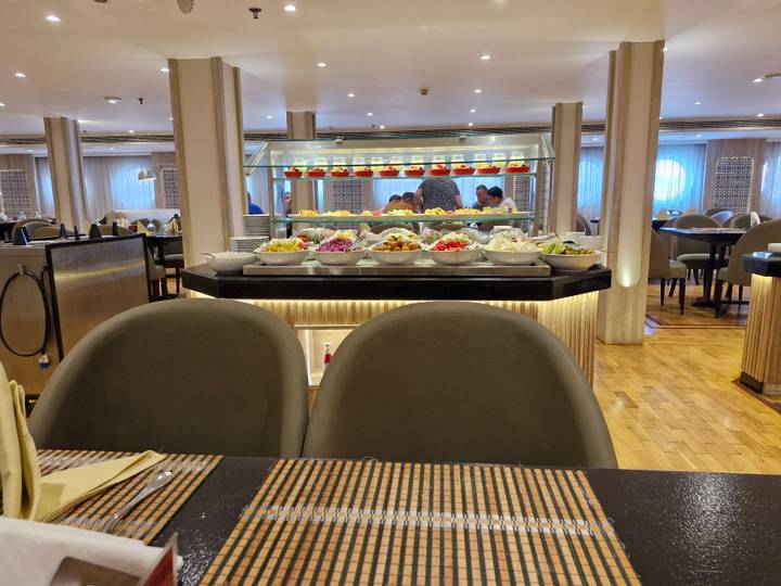 Espace de restauration buffet avec une variété de salades et de plats.