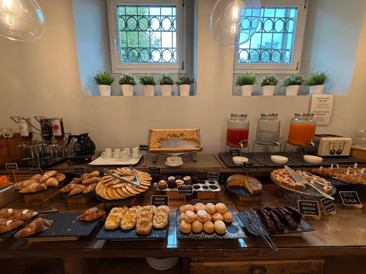 Buffet petit-déjeuner avec viennoiseries et jus de fruits.