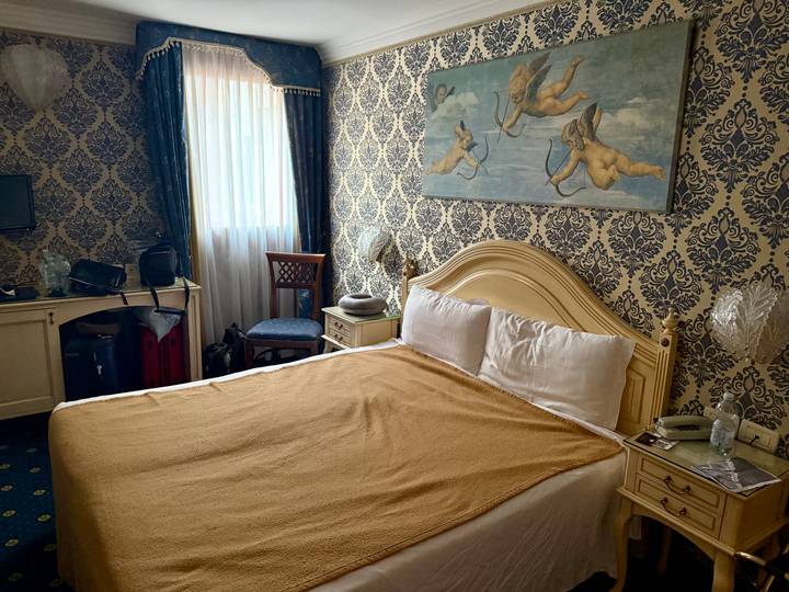 Une chambre d'hôtel décorée avec un grand lit.