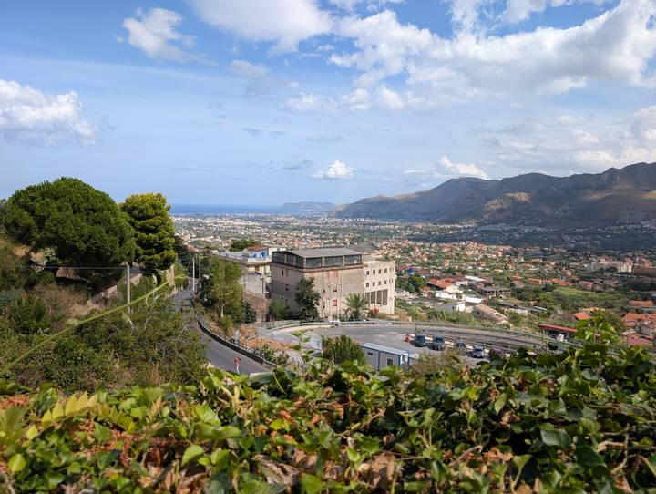 Dominant une ville sicilienne avec des montagnes en arrière-plan