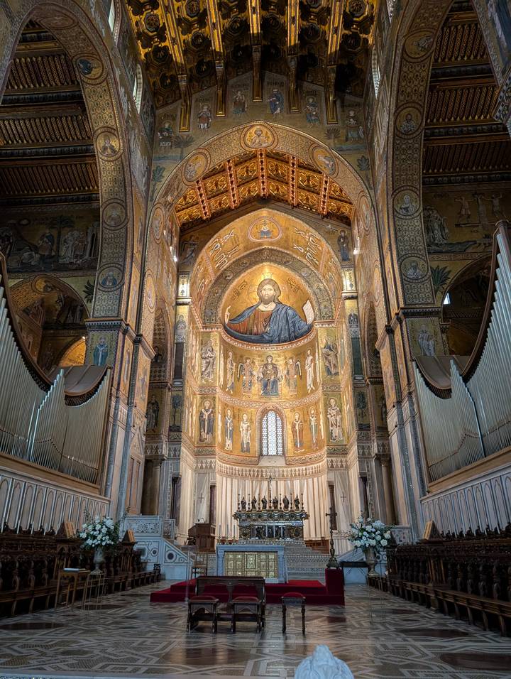 Intérieur d'une cathédrale avec des mosaïques ornementales au plafond