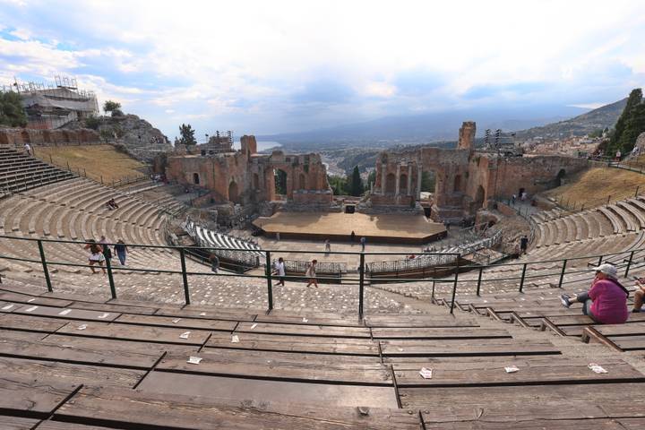 Amphithéâtre grec antique surplombant la mer