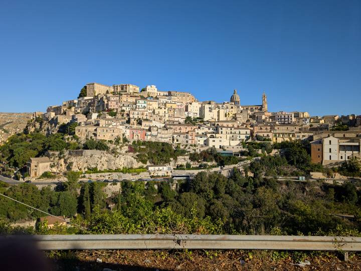 Vue panoramique d'une ville historique construite sur une colline