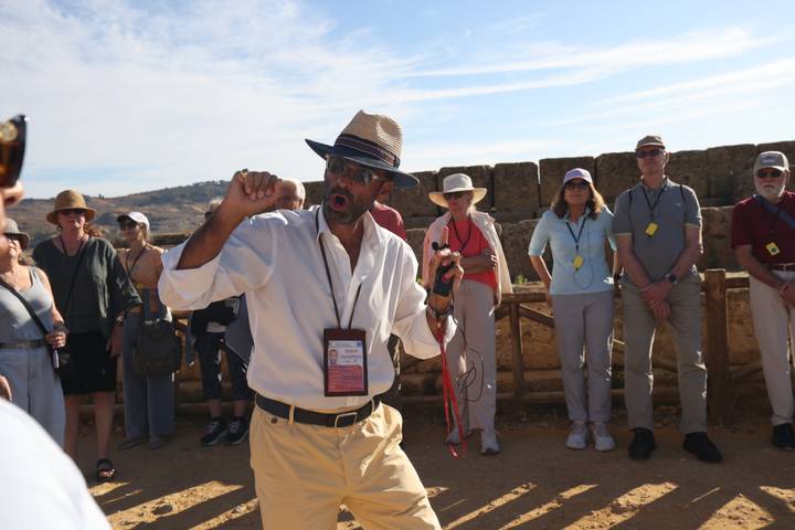 Guide touristique s'adressant à un groupe de touristes sur des ruines antiques
