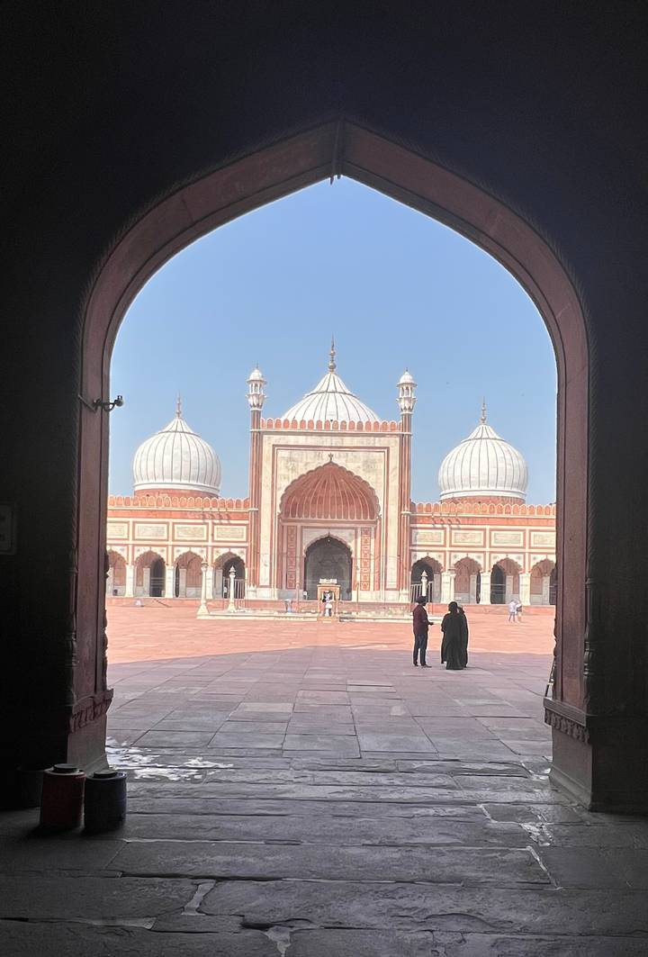 Grande mosquée avec des gens qui marchent dans la cour