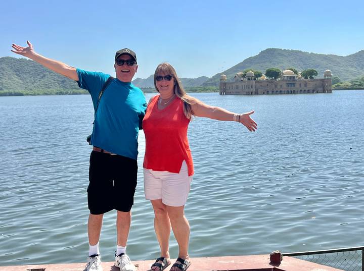 Couple posant devant Jal Mahal