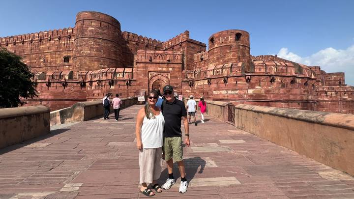 Couple debout devant le Fort d'Agra
