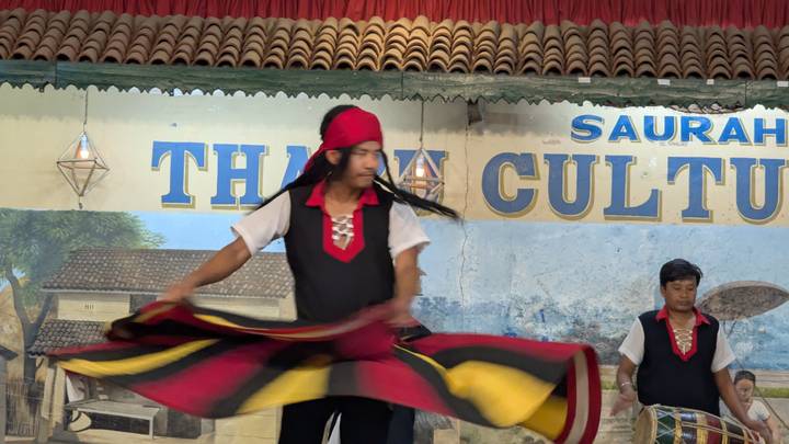 Représentation de danse culturelle traditionnelle dans un lieu culturel.