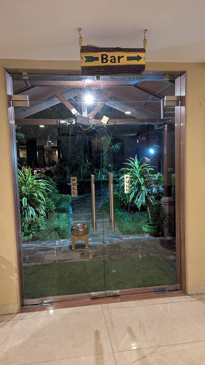 Portes vitrées avec vue sur un jardin extérieur la nuit.