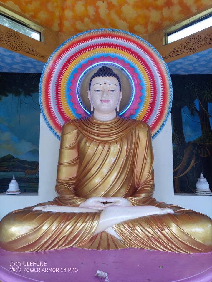 Statue de Bouddha dans un cadre coloré.