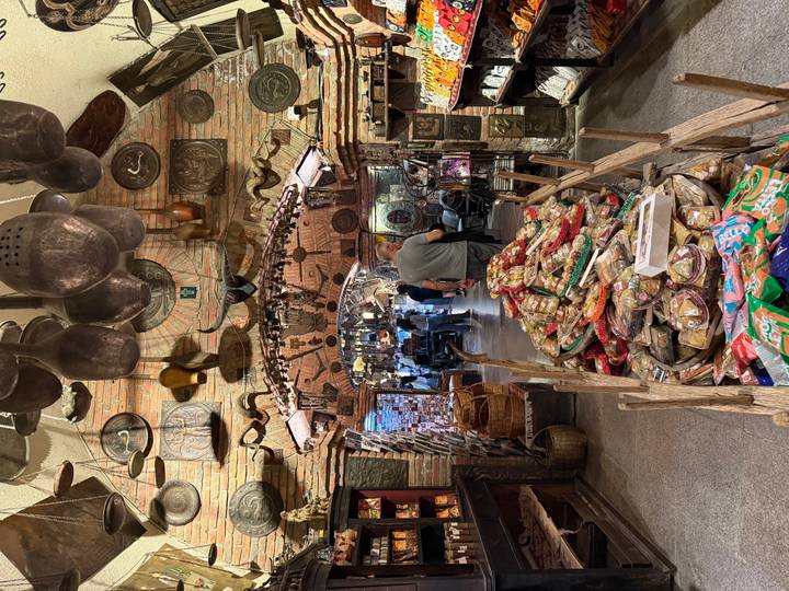 Intérieur d'une boutique avec des marchandises et décorations assorties.