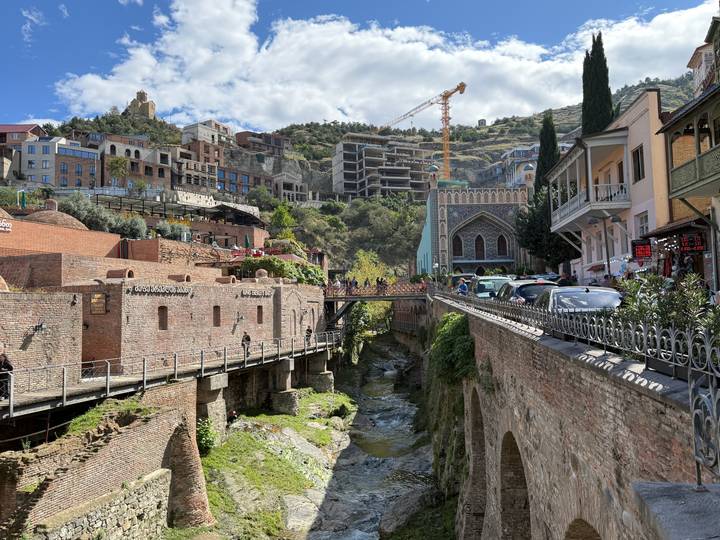 Un cadre urbain animé avec des bâtiments historiques et une architecture moderne.
