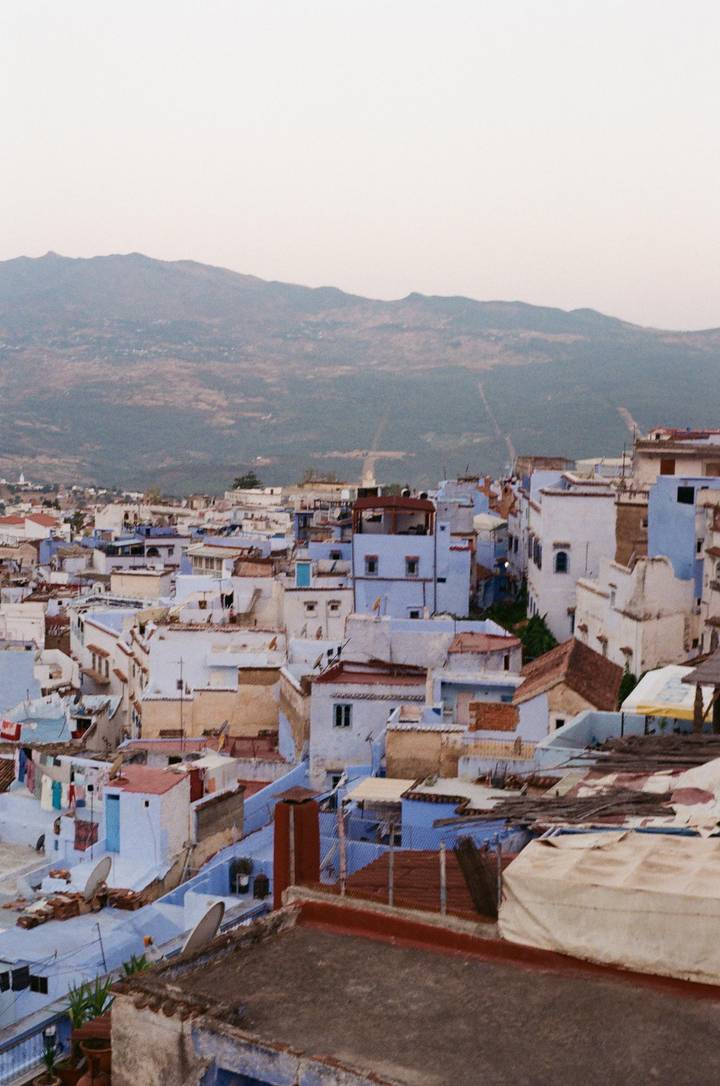 Vue d'ensemble d'une ville avec des bâtiments blancs et bleus.