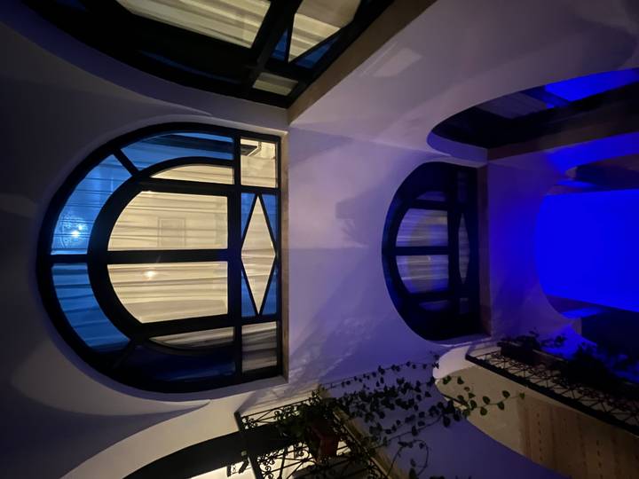 Intérieur d'un bâtiment avec éclairage bleu.