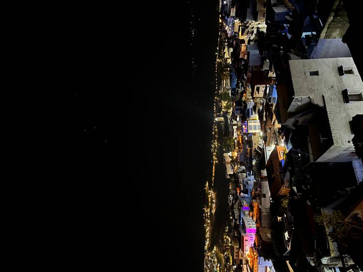 Vue nocturne sur une ville avec des bâtiments illuminés.