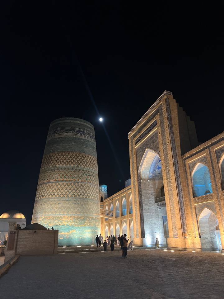 Vue au clair de lune de structures distinctives aux tuiles bleues.