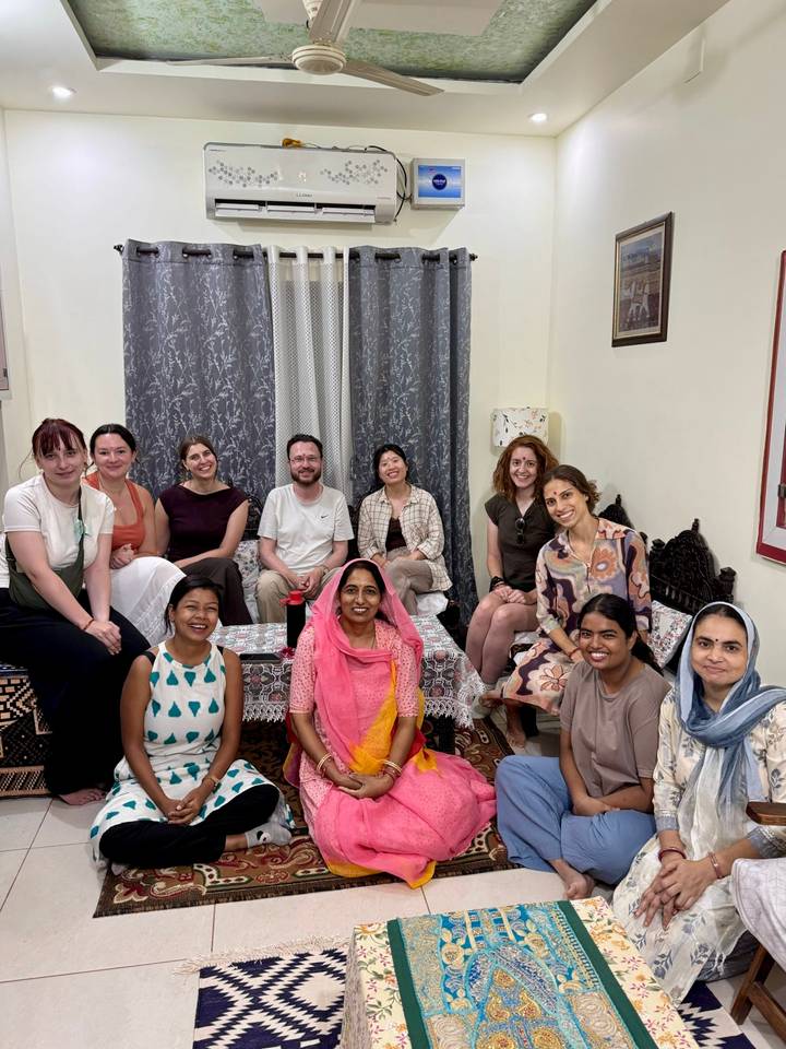 Un groupe de personnes assises ensemble dans une pièce.