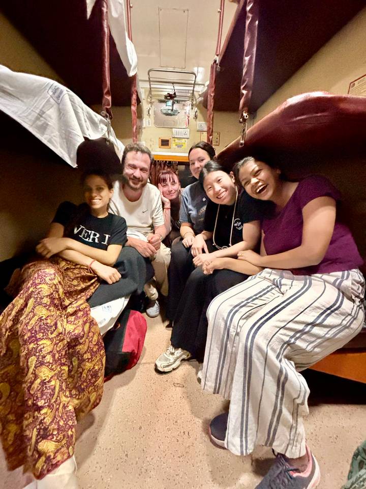 Un groupe de personnes partageant un petit espace.