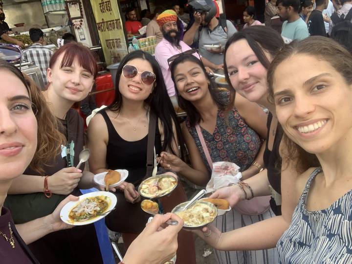 Un groupe de personnes qui savourent de la nourriture de rue.