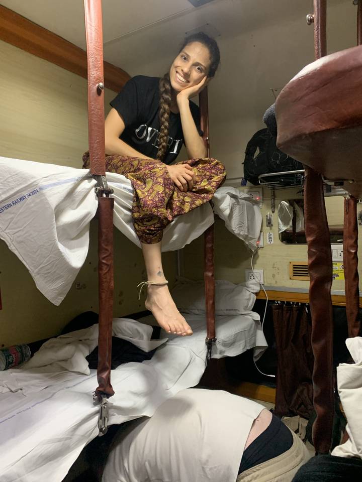 Une personne assise sur une couchette de train.