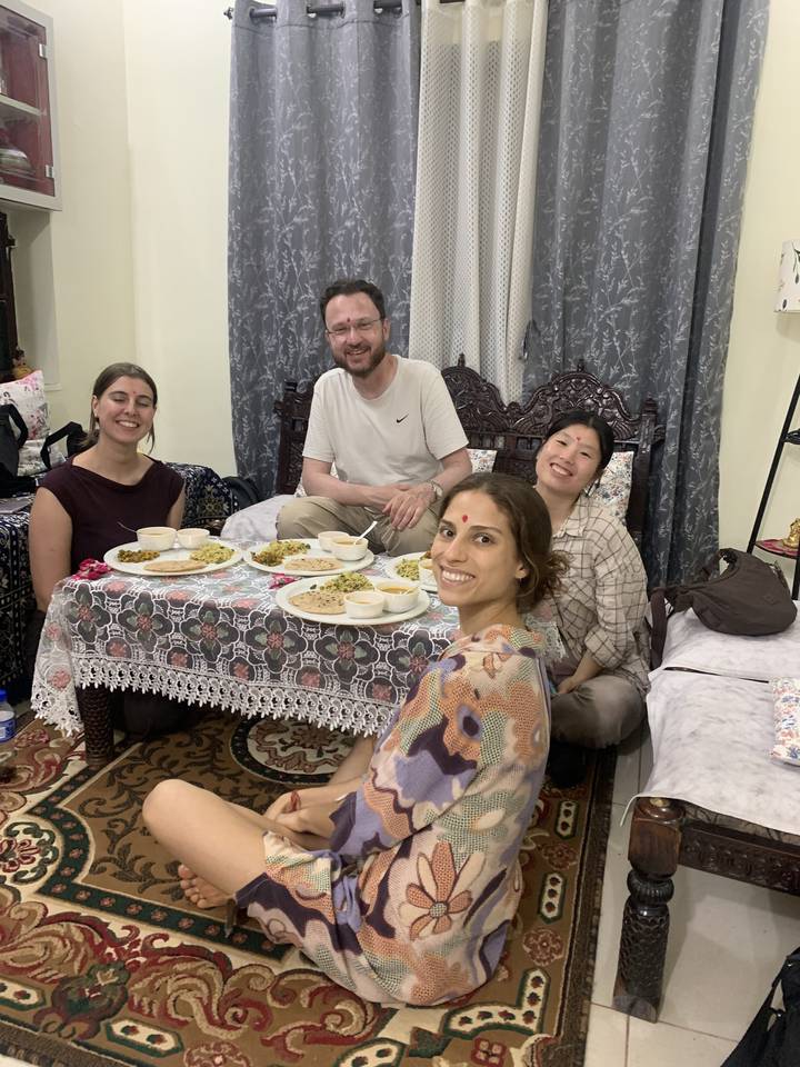 Des gens assis à une table partageant un repas traditionnel.
