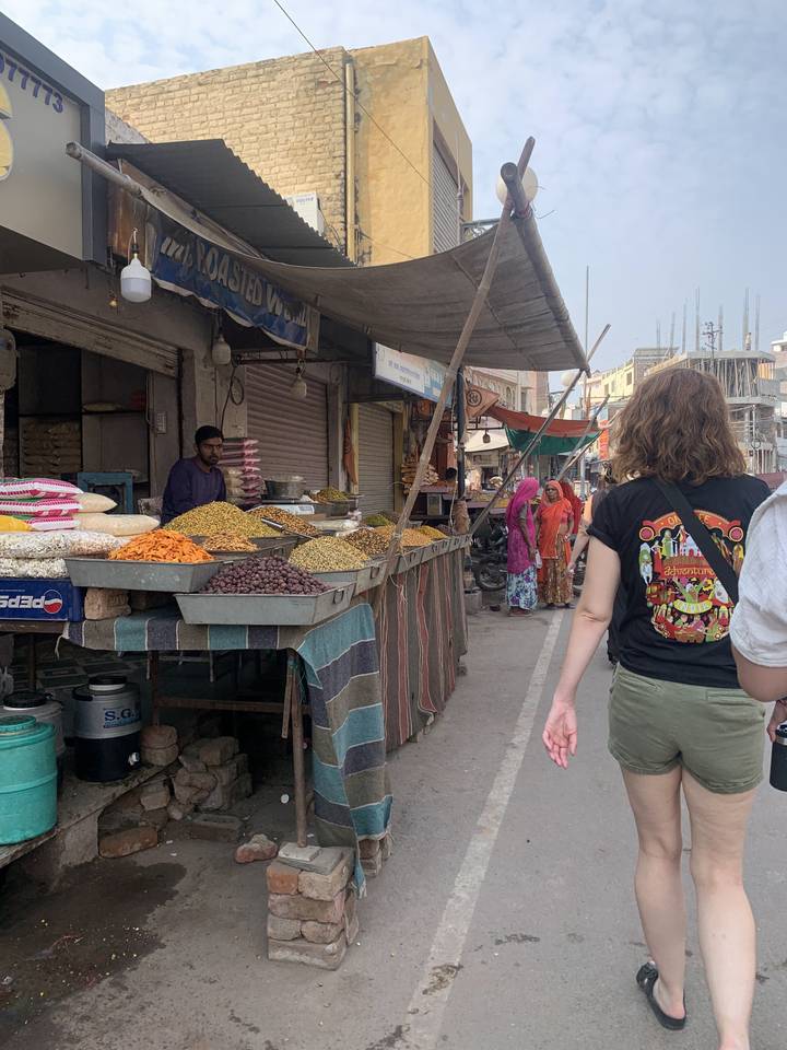 Un étal de marché avec diverses épices à vendre.