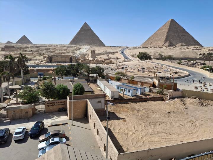 Vue panoramique des pyramides et du paysage désertique.