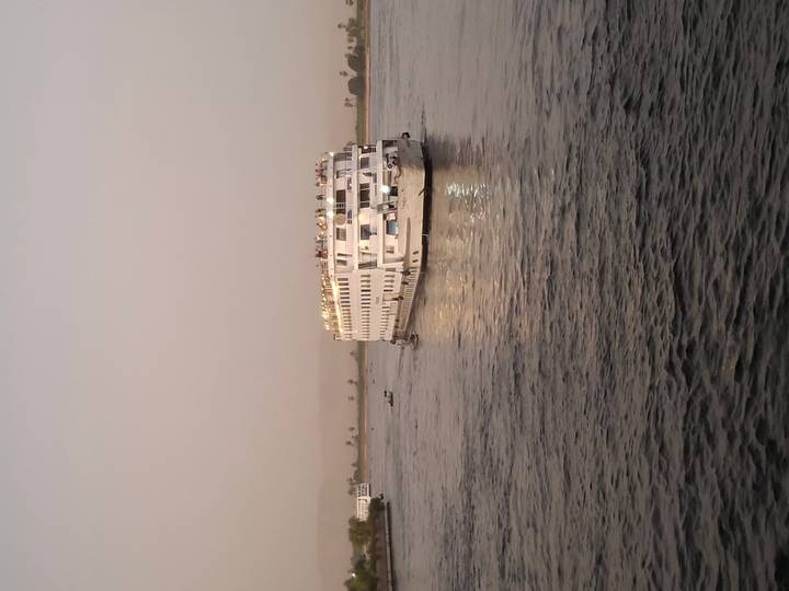 Bateau de croisière sur le fleuve Nil au crépuscule.