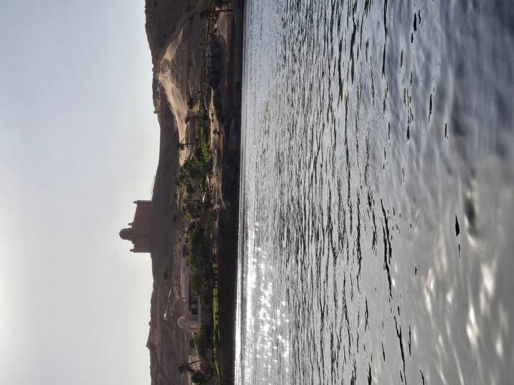 Mausolée sur une colline au bord du Nil au coucher du soleil.