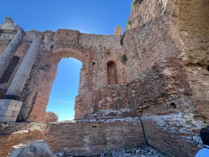 Ruines d'une ancienne structure de pierre.