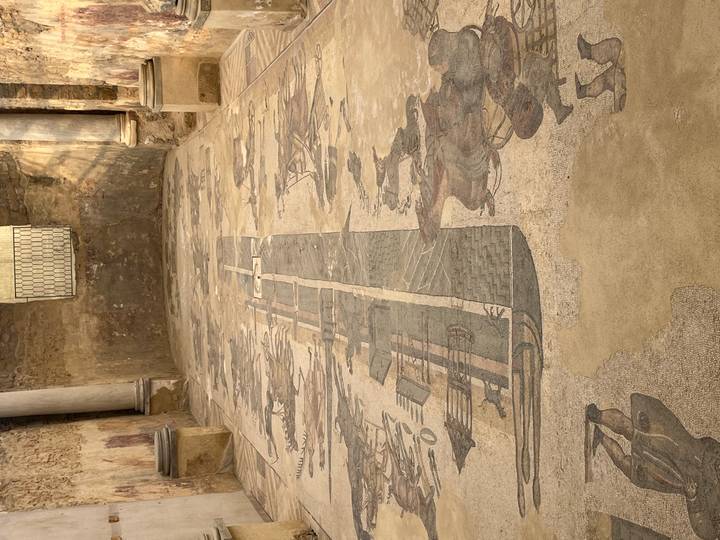 Sol en mosaïque antique aux motifs élaborés.