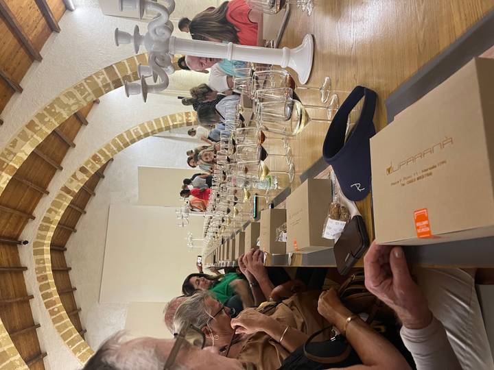 Groupe de personnes lors d'une dégustation de vin.