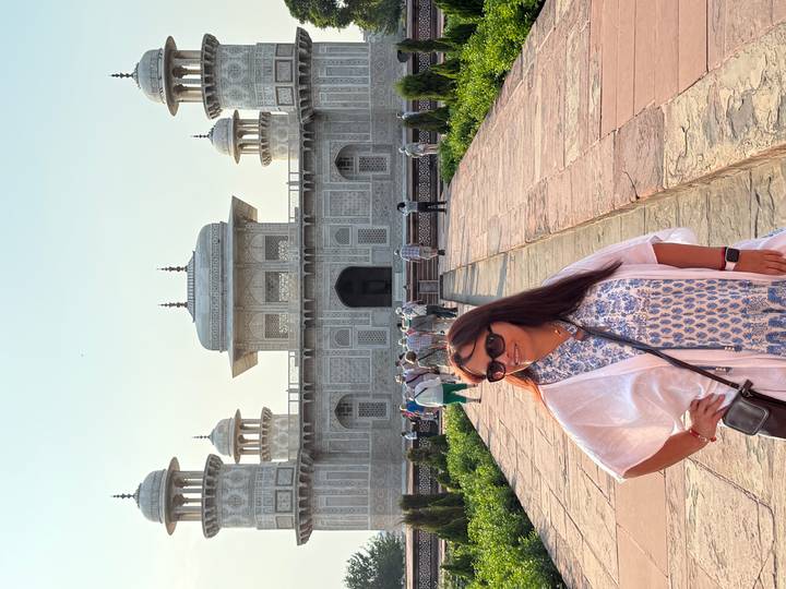 Femme posant au tombeau d'Itimad-ud-Daulah.