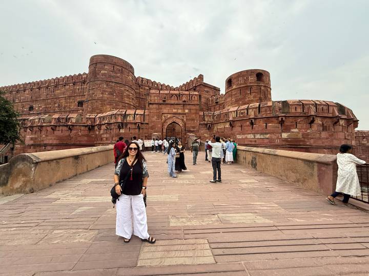 Fort d'Agra avec des gens qui se promènent.