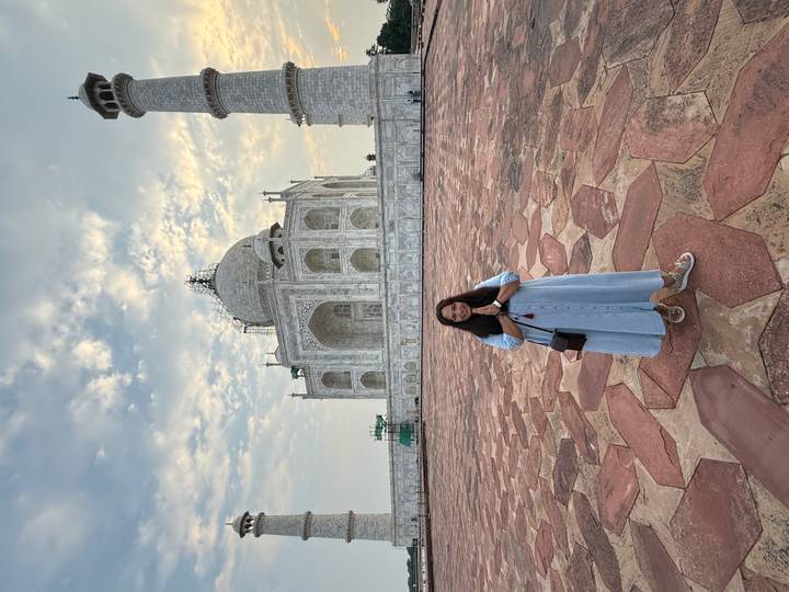 Femme debout devant le Taj Mahal.