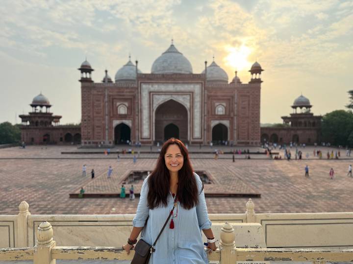 Femme devant la mosquée en grès rouge du complexe du Taj Mahal.