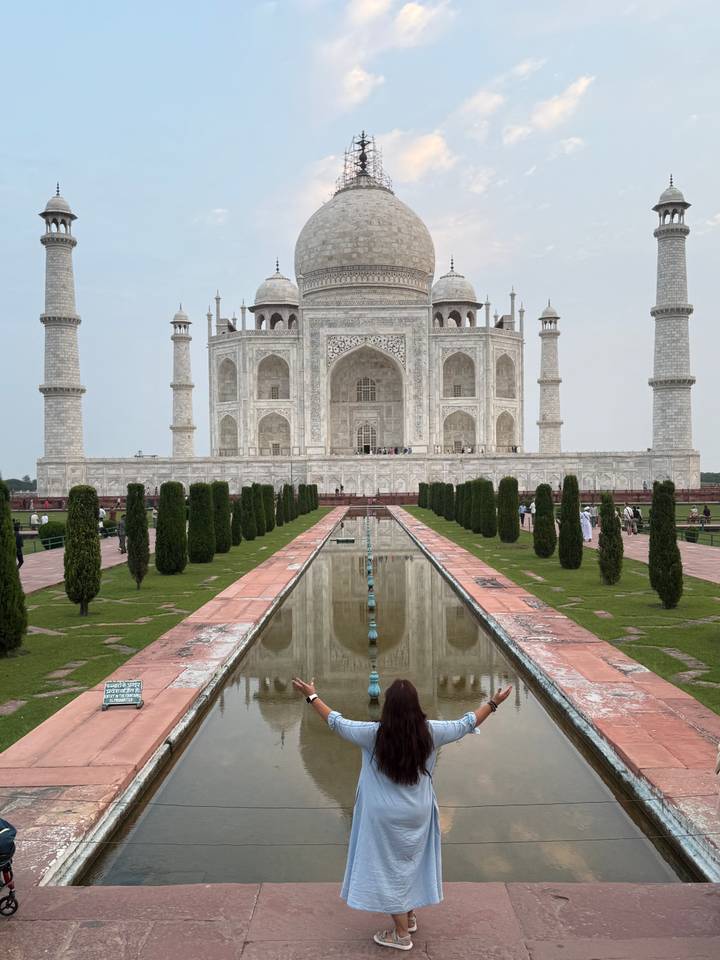 Vue symétrique du Taj Mahal avec bassin de réflexion.