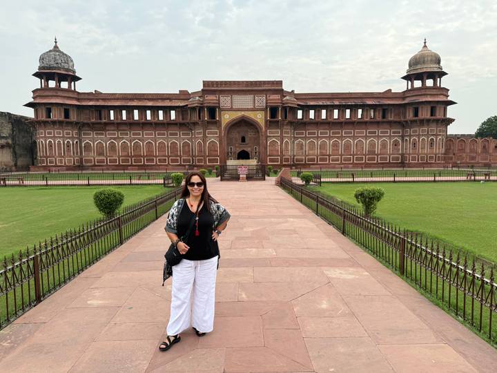 Fort d'Agra en arrière-plan avec une femme qui pose.