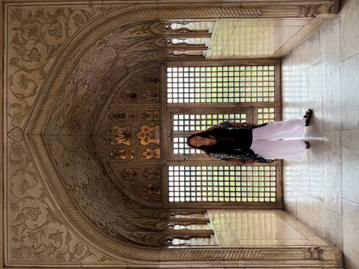 Femme dans un intérieur richement décoré au Fort d'Agra.