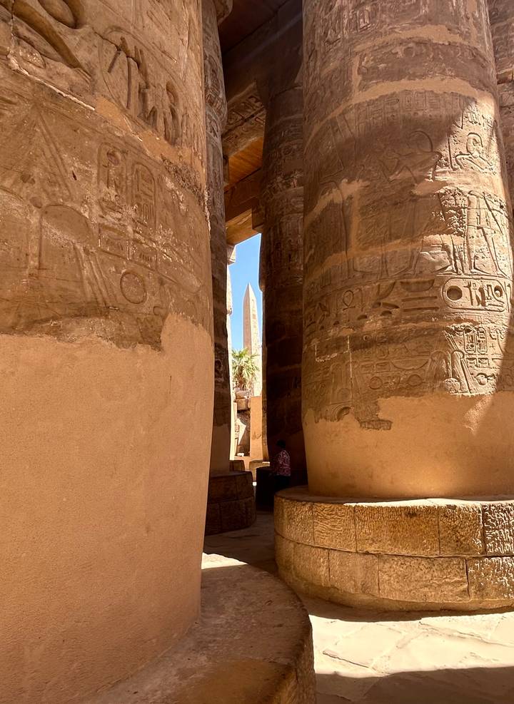 Gros plan de piliers avec des hiéroglyphes dans un temple égyptien.