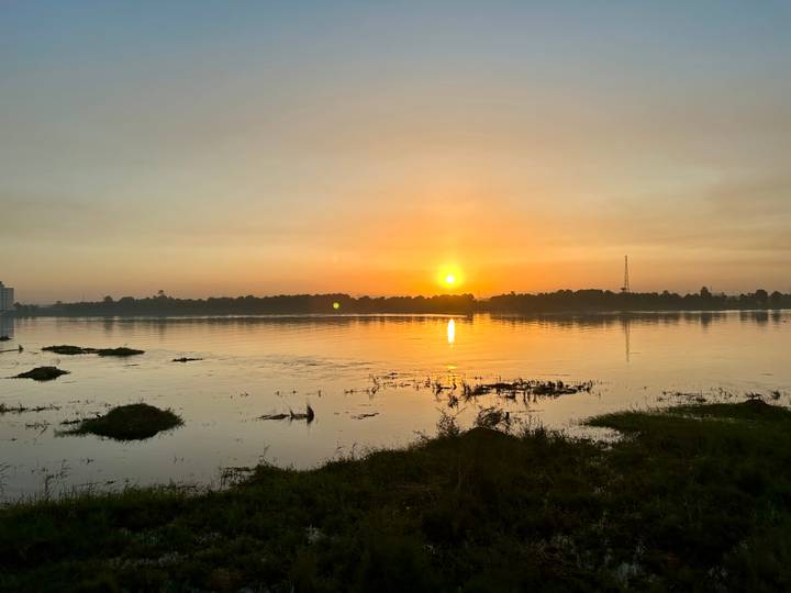Coucher de soleil sur le Nil avec silhouette de paysage urbain.